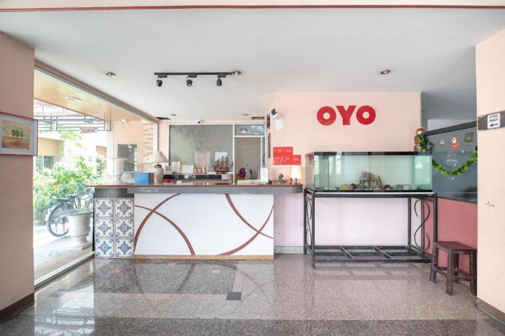Oyo 519 B Min Airport Hotel Банкок Екстериор снимка