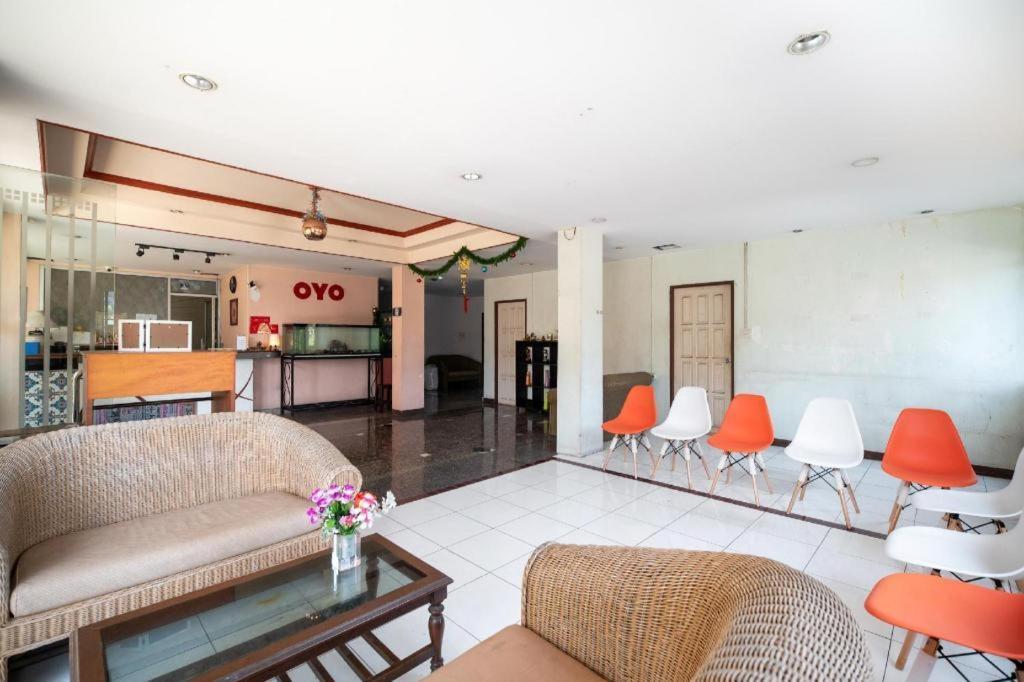 Oyo 519 B Min Airport Hotel Банкок Екстериор снимка